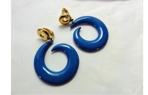 Vintage 1980s Earrings Avon Blue Plastic Swirl Dangle Avant Garde Clip On - Fashionconstellate.com