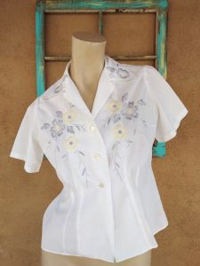 1960s White Blouse Embroidered Floral Sz S