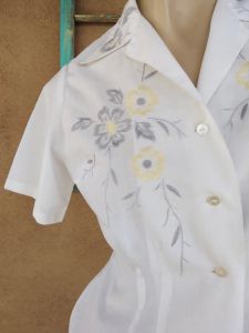 1960s White Blouse Embroidered Floral Sz S - Fashionconstellate.com