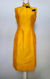 Vintage 1950's Cheongsam Qipao Slub Silk Iridescent Yellow Marigold and Black Sleeveless Wiggle Dres