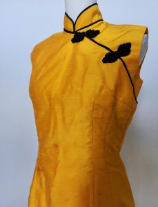Vintage 1950's Cheongsam Qipao Slub Silk Iridescent Yellow Marigold and Black Sleeveless Wiggle Dres - Fashionconstellate.com