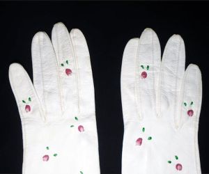 1960s Short White Kid Gloves With Embroidered Roses - Fashionconstellate.com