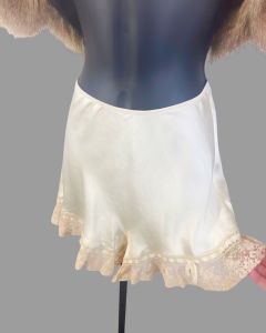 1930s Silk and Lace Lingerie Tap Pant with Ribbon and Bows - Fashionconstellate.com