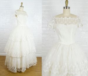 Lacey do 1950s tulle and lace wedding gown  .  vintage 50s eyelet lace ruffled dress . small