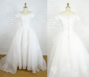 1950s lace and organdy white wedding dress lace appliques . 50s wedding gown . xsmall 