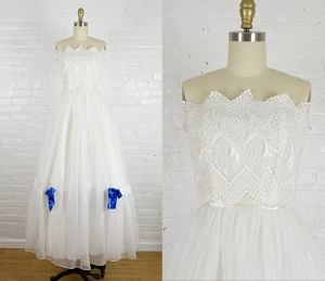 1950s strapless wedding gown . 50s white chiffon and lace prom or black tie dress . xsmall