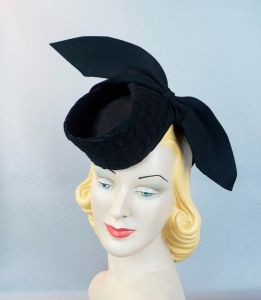 1940's Black Felt Tilt Hat w/ Large Bow - Fashionconstellate.com