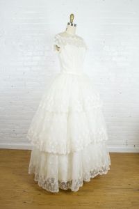 Lacey do 1950s tulle and lace wedding gown  .  vintage 50s eyelet lace ruffled dress . small - Fashionconstellate.com