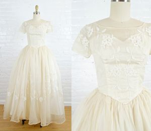 1950s off white ecru silk chiffon and lace wedding . vintage 50s short sleeve ballgown . xsmall