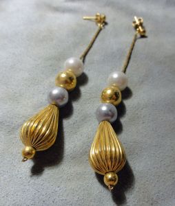 Dangle Drop Bead Vintage 80s Earrings Bridal/Wedding Pearl and Gold-Tone Pierced Earrings