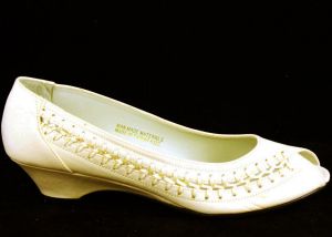 Size 6.5 Cream Shoes - Sexy Asymmetric Huarache Style - As Is - Peep Toe 1990s Kitten Heels - Woven  - Fashionconstellate.com
