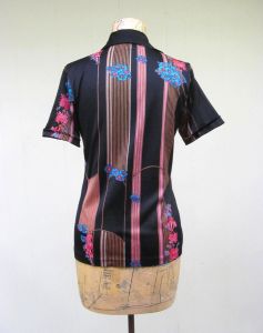 Vintage 1970s Blouse, 70s Short Sleeve Novelty Print Blouse, Small 34 Bust - Fashionconstellate.com