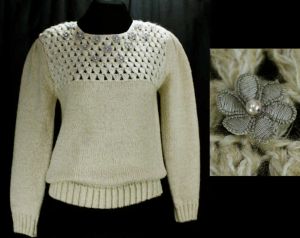 Size 4 Pullover - 1980s Beige Woolly Sweater with Daisies - Small Long Sleeved 80s Spring Top - Gray