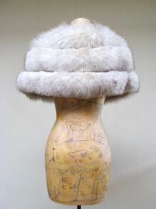 Vintage 1960s Arctic Fox Fur Stole, 60s Hollywood Glamour Genuine Fur Capelet, Ivory Fitted Shoulder - Fashionconstellate.com