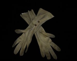 1930s Leather Gloves - Taupe Light Brown Suede 30s Pair of Gloves with Classic Stitched Points - Fashionconstellate.com