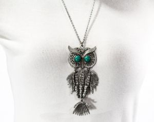 Feathered Friend Owl Pendant Necklace - 1970s Large Animal Novelty - Big Green Eyes - Flexible - Fashionconstellate.com