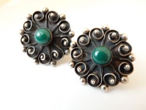 1950s Mexican Sterling Silver Green Onyx Screw Back Earrings