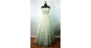 1950s wedding gown strapless gown white tiered ruffles and lace cupcake dress Size XS