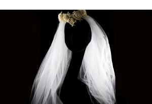 Elegant 1950s 60s Bridal Veil in Swirled Roses & Ecru Lace with Four Layers of White Tulle - Vintage