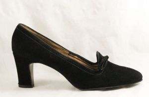 Size 8 Black Shoes - Chic 1960s Audrey Style Suede Pumps - Unworn 8AA Narrow Mod Shoes - Modernist  - Fashionconstellate.com