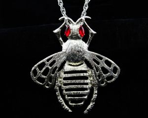 70s Pendant Necklace - Novelty Bee Insect Design with Jointed Moveable Parts - Silver Hue Metal Wasp - Fashionconstellate.com
