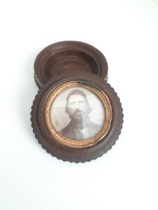 Late 1800s Oreo Union Case Mother of Pearl Thermoplastic Picture Case with Gentlemans Photograph - Fashionconstellate.com