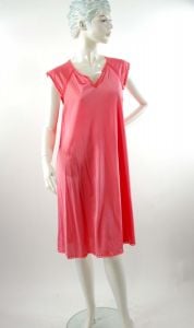 1970s Vanity Fair nightgown and robe peignoir coral pink Glisanda line Size S/M - Fashionconstellate.com