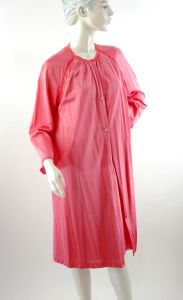 1970s Vanity Fair nightgown and robe peignoir coral pink Glisanda line Size S/M