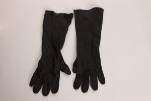 1950s Textured Black Leather Below the Wrist Gloves - Fashionconstellate.com