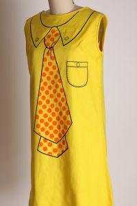 1960s Yellow Black & Orange Sleeveless Trompe L’ oeil Necktie Pocket Novelty Shift Mini Dress - M - Fashionconstellate.com