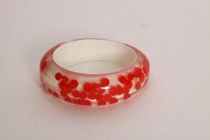 1950s 1960s White and Red Pill Plastic Bracelet Bangle - Fashionconstellate.com