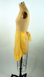 1940s calico apron yellow brown flowers with tulip shapes pocket and scalloped border - Fashionconstellate.com
