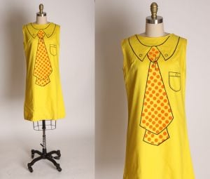 1960s Yellow Black & Orange Sleeveless Trompe L’ oeil Necktie Pocket Novelty Shift Mini Dress - M
