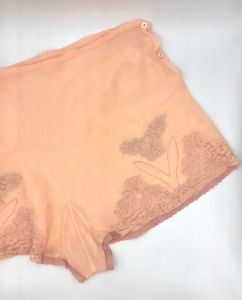 Vintage 1940s Tap Pants, 40s Peach Rayon and Lace Panties, Pin-Up Lingerie, Small 28 Inch Waist - Fashionconstellate.com