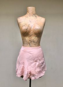 Vintage 1940s Tap Pants, 40s Peach Rayon and Lace Panties, Pin-Up Lingerie, Small 28 Inch Waist