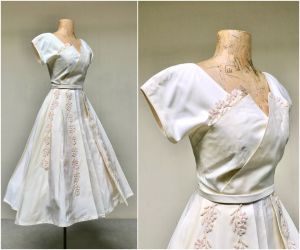 Vintage 1950s Wedding Dress w/Matching Headdress and Gloves, Custom Ivory Gown Floral Appliqué Tiara - Fashionconstellate.com