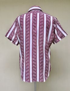 Vintage 1970s Mens Polyester Casual Shirt White & Maroon Floral Print Short Sleeve Trim Fit Hipster - Fashionconstellate.com