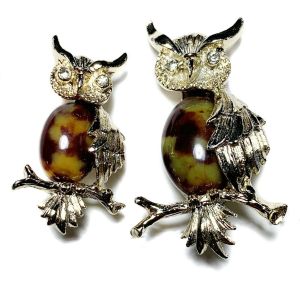 Set of 2 Mom & Baby Vintage 1960s GERRY'S Jelly Belly Tortoise Lucite MCM Midcentury Owl Brooches - Fashionconstellate.com
