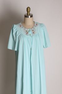 Late 1960s Blue & Pink Floral Short Sleeve Nylon Night Gown w/Matching Short Sleeve Robe Peignoir - Fashionconstellate.com