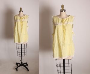 1970s Yellow and White Floral Flower Eyelet Lace Ruffle Edge Tie Sides Babydoll Nightgown Pajama Top