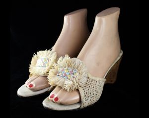 1950s Tiki Sandals - Size 8 Straw Summer Shoes 50s White Beige Resort Peep Toes with Pastel Lattice - Fashionconstellate.com