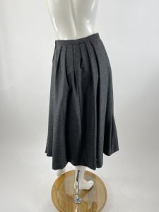 1980s gray pleated wool flannel skirt with pockets size S - Fashionconstellate.com