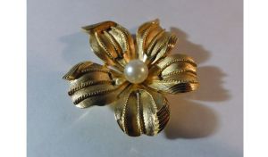 Vintage 1950s/1960s Gold Tone Textured Flower Faux Pearl Center Brooch Pin Signed Crown Trifari