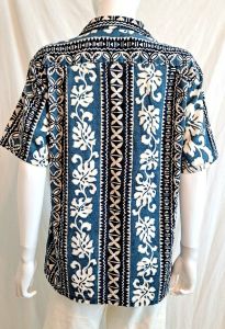 1960s 1970s Mens Blue Hawaiian Print Tiki Shirt Size Large 44 Chest - Fashionconstellate.com