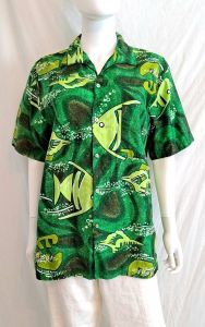 1960s 1970s Green Fish Print Hawaiian Print Mens Shirt Barefoot In Paradise Sz Large 44 Chest - Fashionconstellate.com