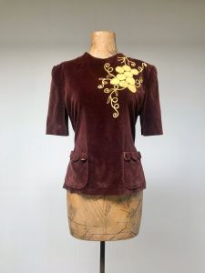 Vintage 1940s Brown Velvet Top w/ Grapevine Appliqué, Short Sleeve Back Button Blouse, Medium 40''  - Fashionconstellate.com
