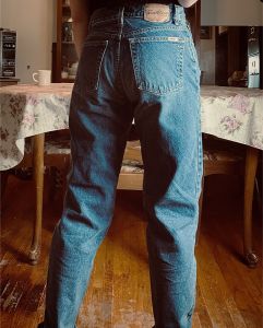 S/ 90’s Straight Leg Levis Signature Jeans, Relaxed Fit, Mid/High Rise, Medium Wash Tapered Jeans - Fashionconstellate.com