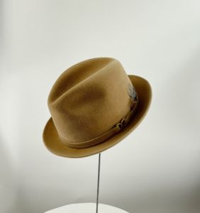 1950s Wool felt fedora with box by Dobbs tan color with feather and harness size 7 1/8 - Fashionconstellate.com