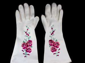 1950s Gloves with Pink Pansy Embroidery - Cream Cotton Knit - Fuchsia Rose Mint Green Flowers 
