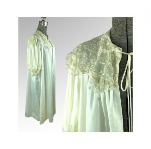 Vintage satin fly away ivory robe with Chantilly lace cape collar and puffed sleeves Size M/L
